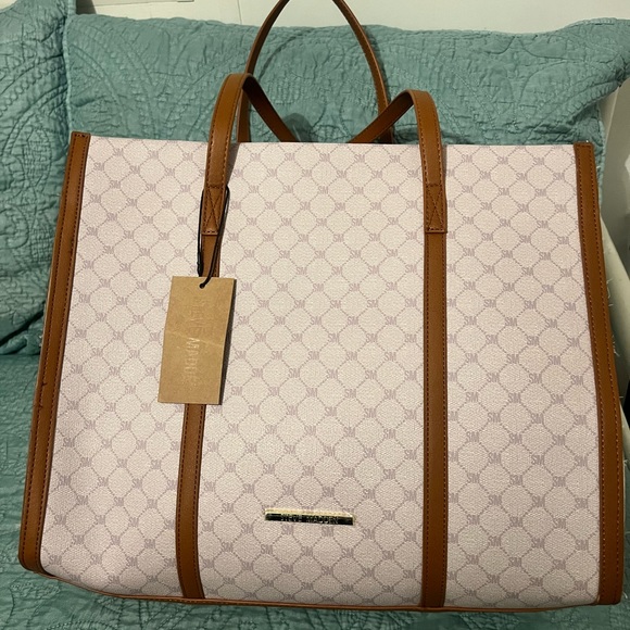 Steve Madden tore with makeup bag - Picture 1 of 2